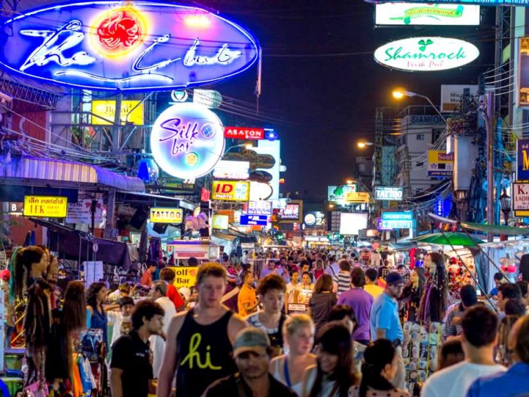 考山路可以看到滿滿的洋人｜圖片來源：mekongtourism