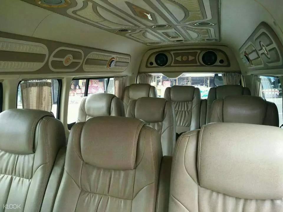 ▲ 11人座的小巴座位頗為寬敞,一兩個小時的車程不至於太難受。 合艾小巴接送