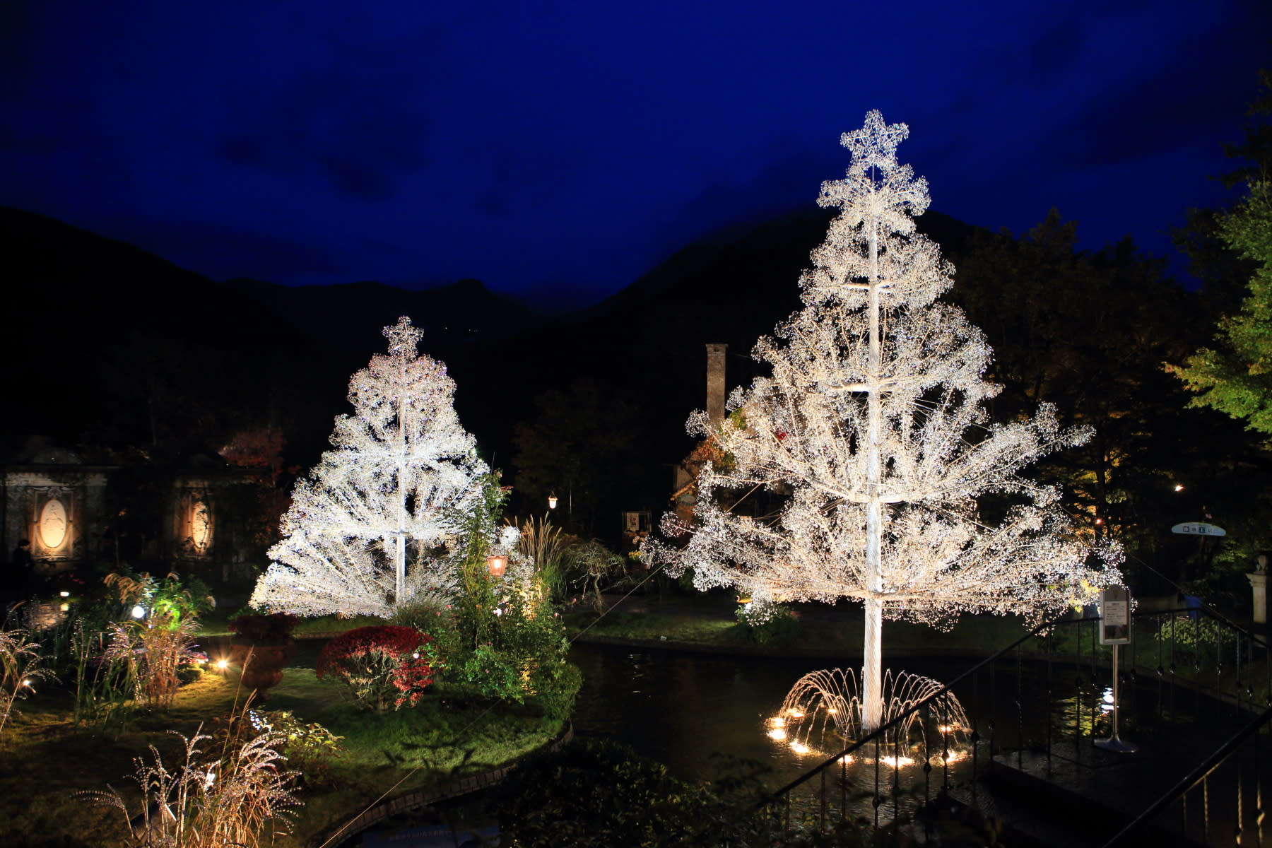 光之迴廊,圖片取自www.hakone-garasunomori.jp。 光之迴廊,圖片取自www.hakone-garasunomori.jp。