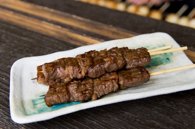 飛驒牛肉串真的一入口就令人驚艷!(圖片取自www.hida-kankou.jp) 飛驒牛肉串真的一入口就令人驚艷!(圖片取自www.hida-kankou.jp)