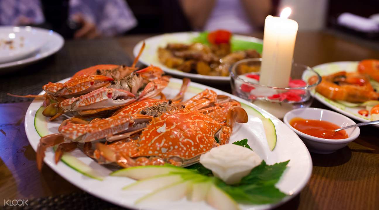 在遊船上享受美味的海鮮盛宴,品嘗正宗的越南風味佳肴 在遊船上享受美味的海鮮盛宴,品嘗正宗的越南風味佳肴
