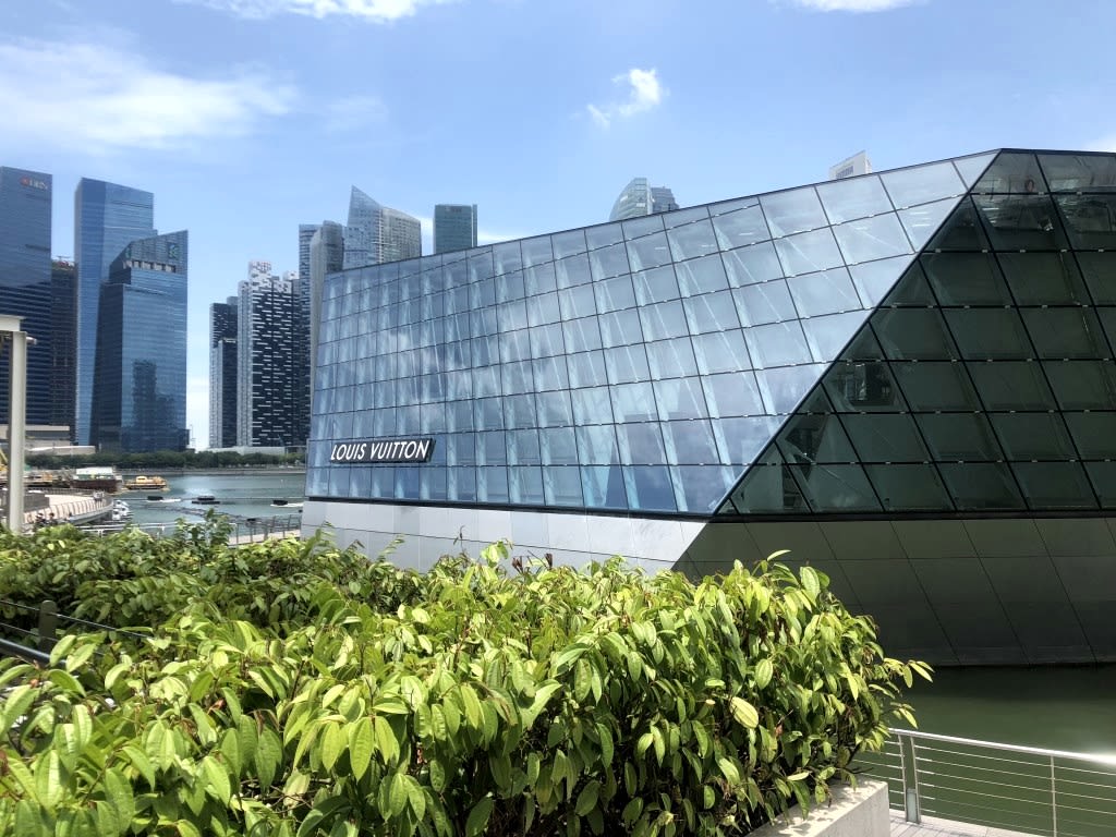 ▲位於濱海灣水面上的水晶樓閣-LV灣畔旗艦店(圖片來源:飯糰媽吃喝玩樂雜記) 濱海灣金沙購物商城-LV