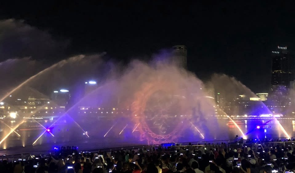 ▲ 濱海灣金沙-幻彩生輝光影水幕表演(圖片來源:飯糰媽吃喝玩樂雜記) 濱海灣金沙-幻彩生輝光影水幕表演