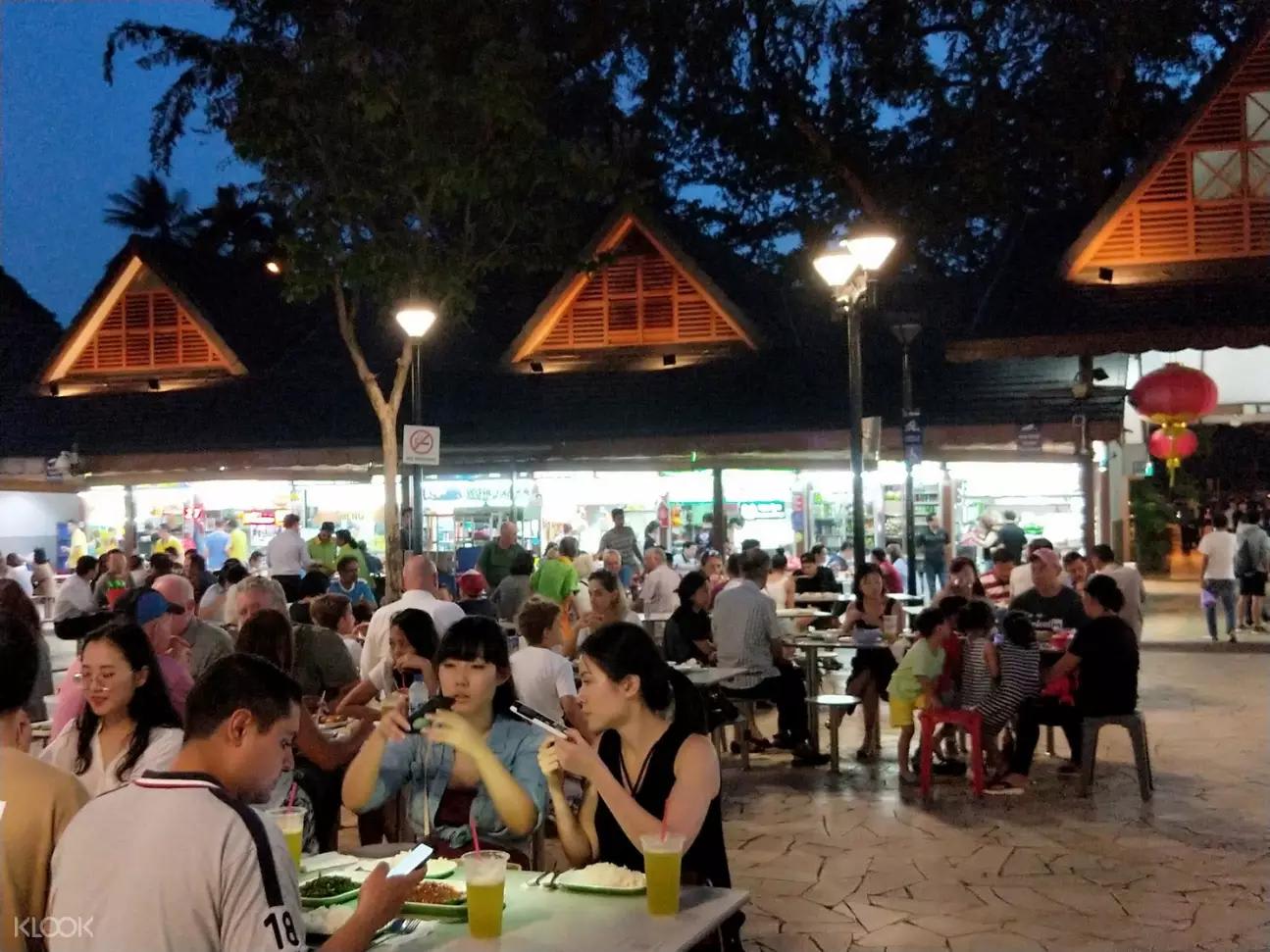 ▲ 紐頓熟食中心距離烏節路不遠,又設有露天座位,是洋人很愛去的一個熟食中心。 紐頓熟食中心距離烏節路不遠,是洋人很愛去的一個熟食中心。