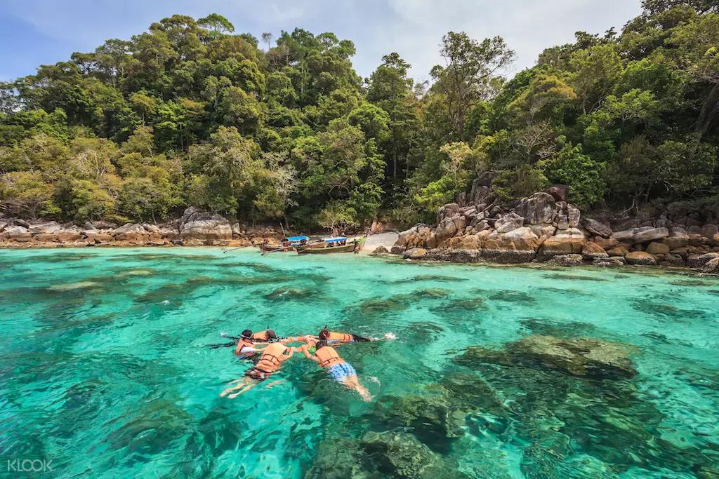 ▲ 海水碧綠澄澈,海底景色亦十分迷人。 麗貝島浮潛