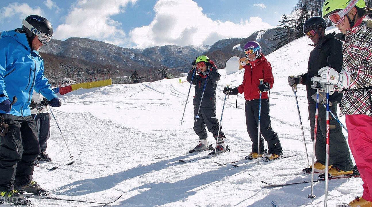 場內專業認證的教練指導滑雪技巧