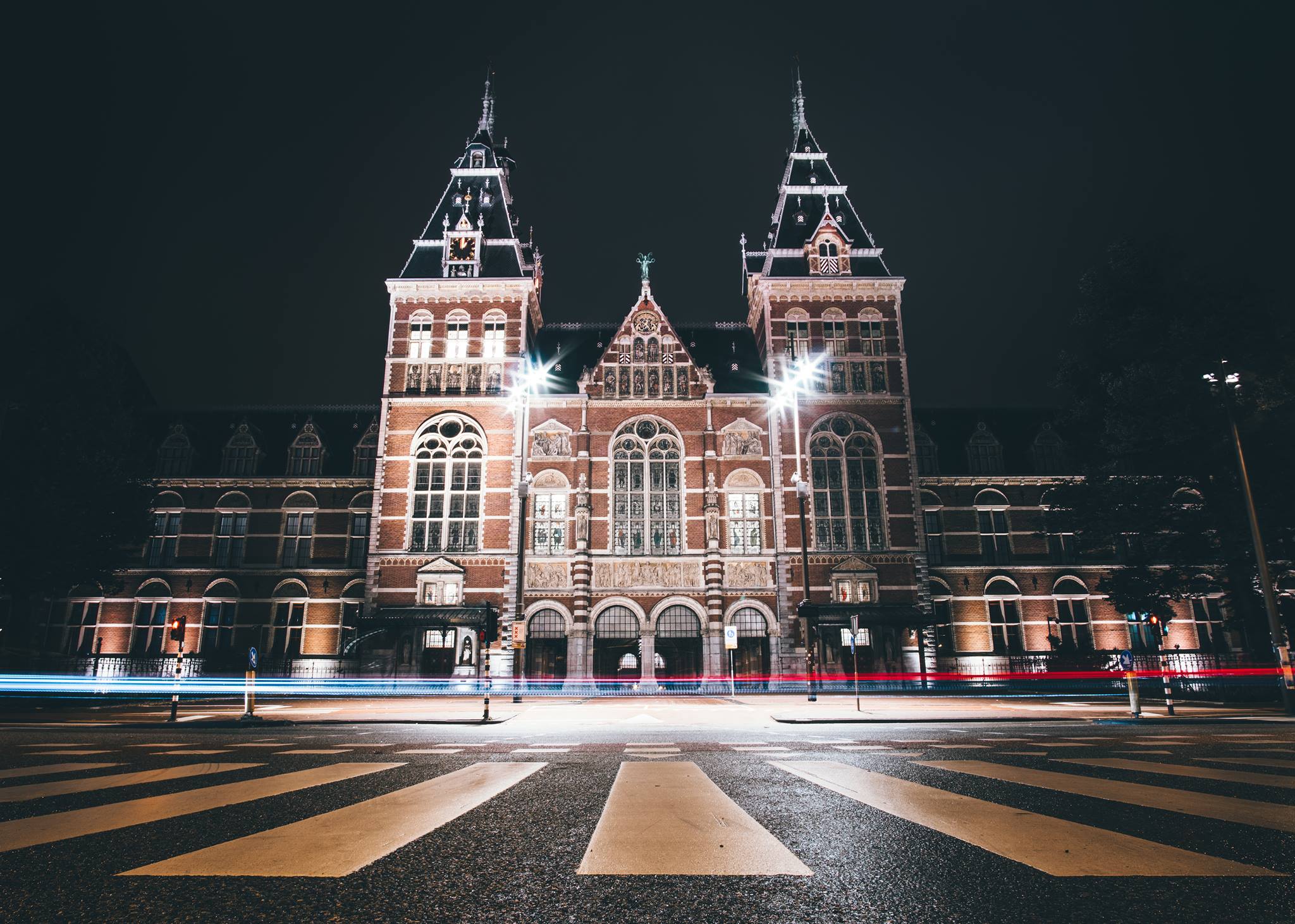 夜晚的荷蘭國家博物館。來源：Rijksmuseum臉書粉專。