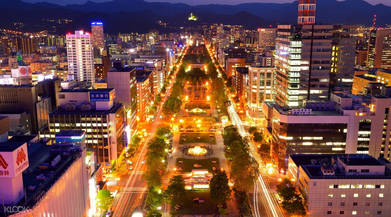 平時夜晚亮燈，北國美景映入眼簾，何況是雪祭活動期間，更是繽紛璀璨！