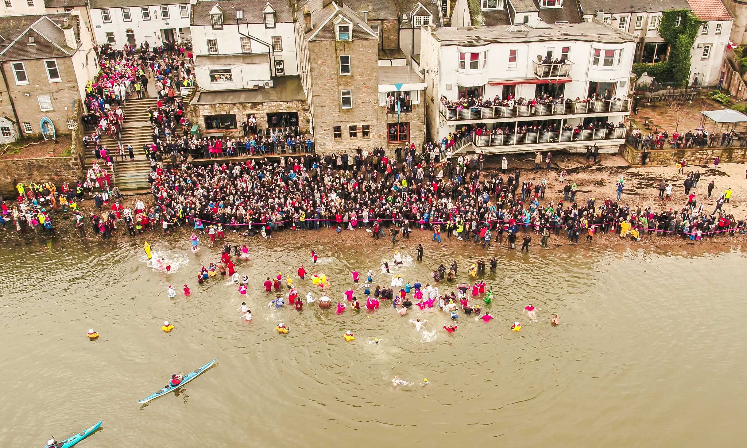 新年第一天的傳統 跳水變裝派對 Loony Dook 來源:www.edinburghshogmanay.com 新年第一天的傳統 跳水變裝派對 Loony Dook 來源:www.edinburghshogmanay.com