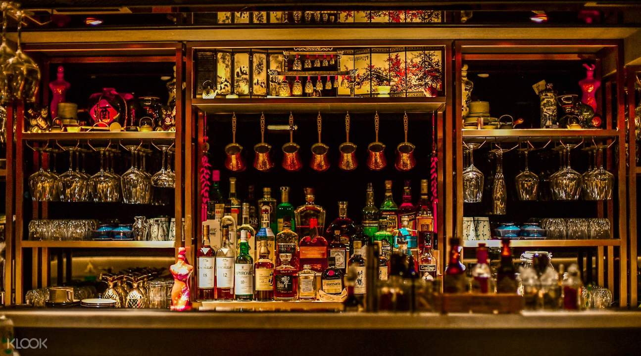 「1935 壹玖叁伍」裝潢富有特色,配有大落地窗,入夜後可欣賞外面萬家點點燈火,非常享受 「1935 壹玖叁伍」裝潢富有特色,配有大落地窗,入夜後可欣賞外面萬家點點燈火,非常享受