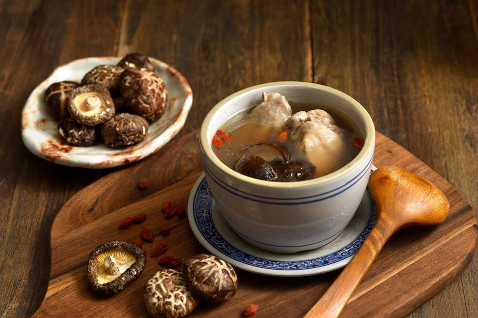 雞湯湯頭細心熬煮,食材用料也很挑。(圖片取自牛肉麵 ·雞湯FB粉絲團) 雞湯湯頭細心熬煮,食材用料也很挑。(圖片取自牛肉麵 ·雞湯FB粉絲團)