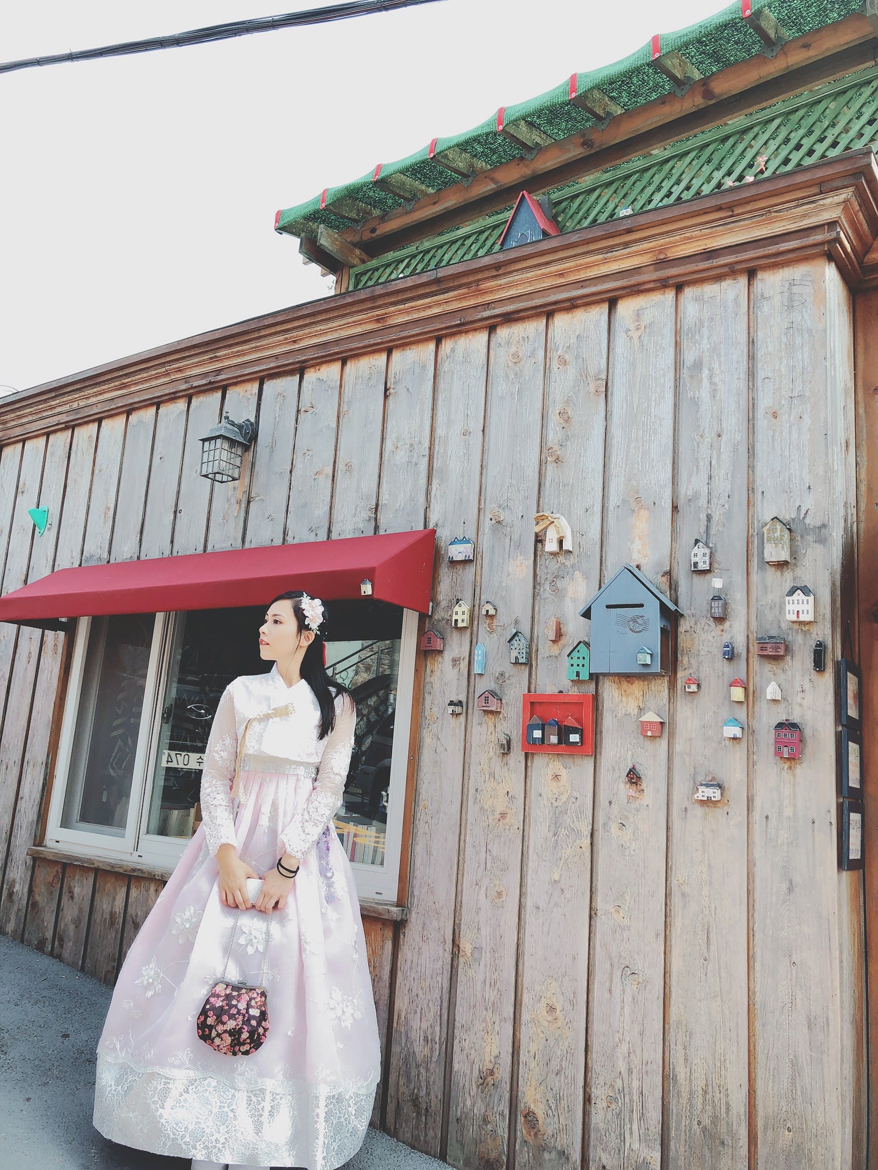 甘川洞附近有許多租借韓服的地方,圖片取自:Ann Shih。 甘川洞附近有許多租借韓服的地方,圖片取自:Ann Shih。