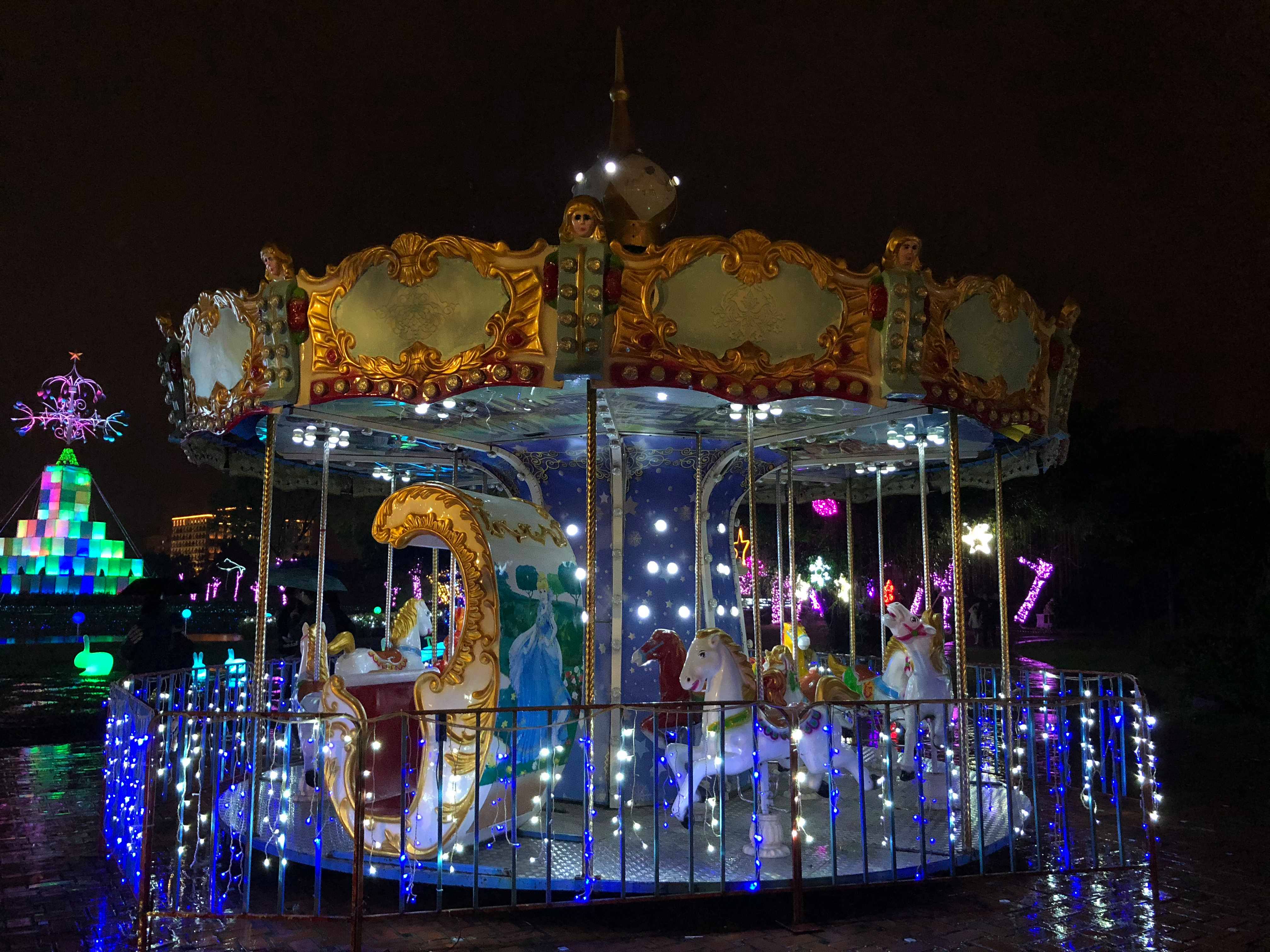 夜晚遊樂園的旋轉木馬,圖片來自:本文作者KV 夜晚遊樂園的旋轉木馬,圖片來自:本文作者KV