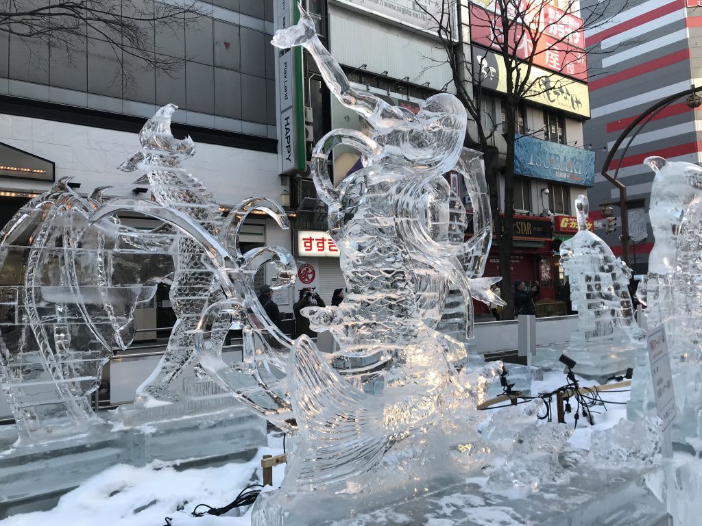 薄野會場栩栩如生的冰雕。(圖片取自tw.tokyocreative.com) 薄野會場栩栩如生的冰雕。(圖片取自tw.tokyocreative.com)