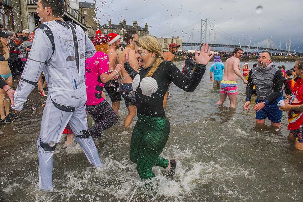 新年第一天的傳統 跳水變裝派對 Loony Dook Picture Copyright Chris Watt www.chriswatt.com 新年第一天的傳統 跳水變裝派對 Loony Dook Picture Copyright Chris Watt www.chriswatt.com