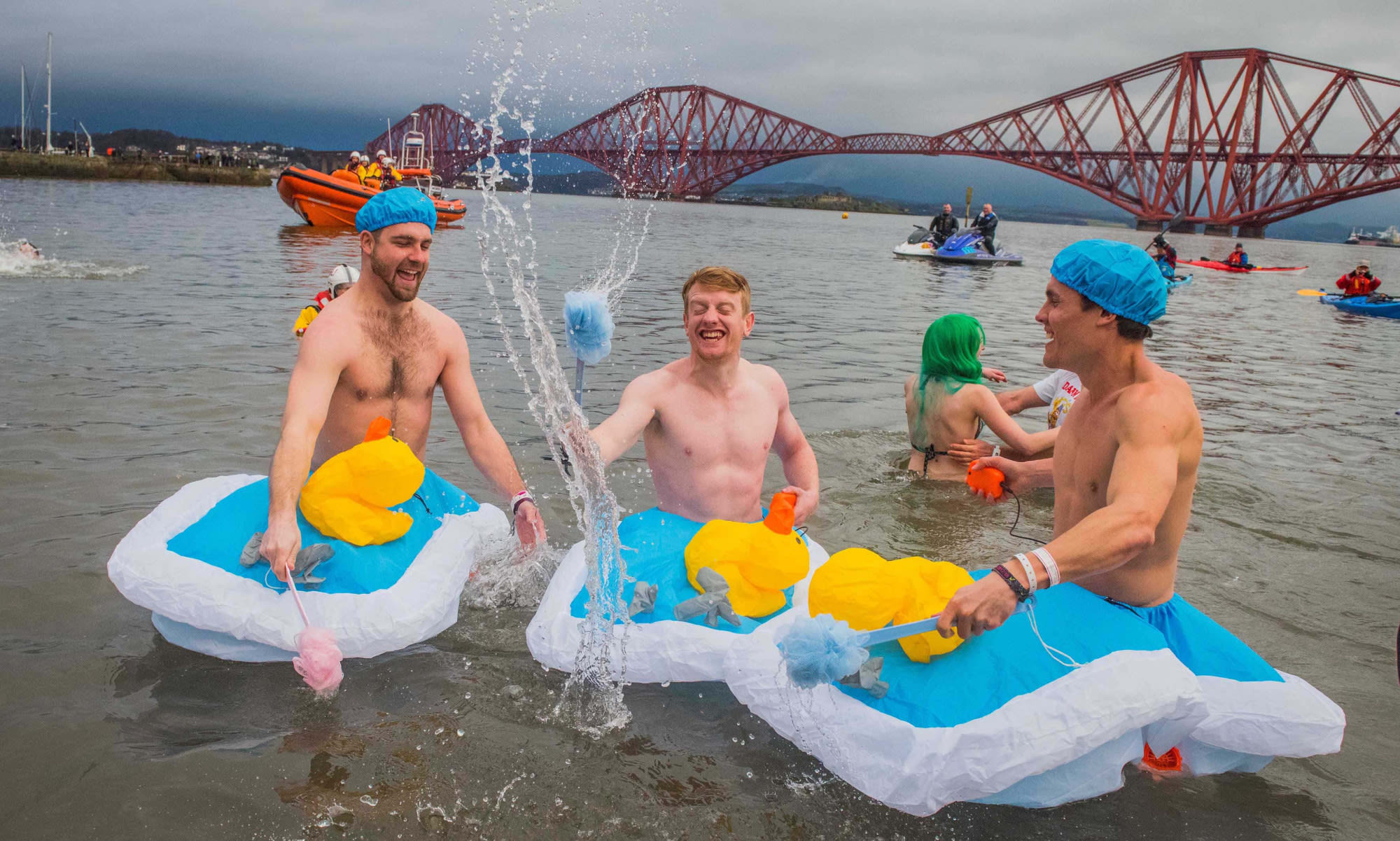 新年第一天的傳統 跳水變裝派對 Loony Dook 來源:www.edinburghshogmanay.com 新年第一天的傳統 跳水變裝派對 Loony Dook 來源:www.edinburghshogmanay.com