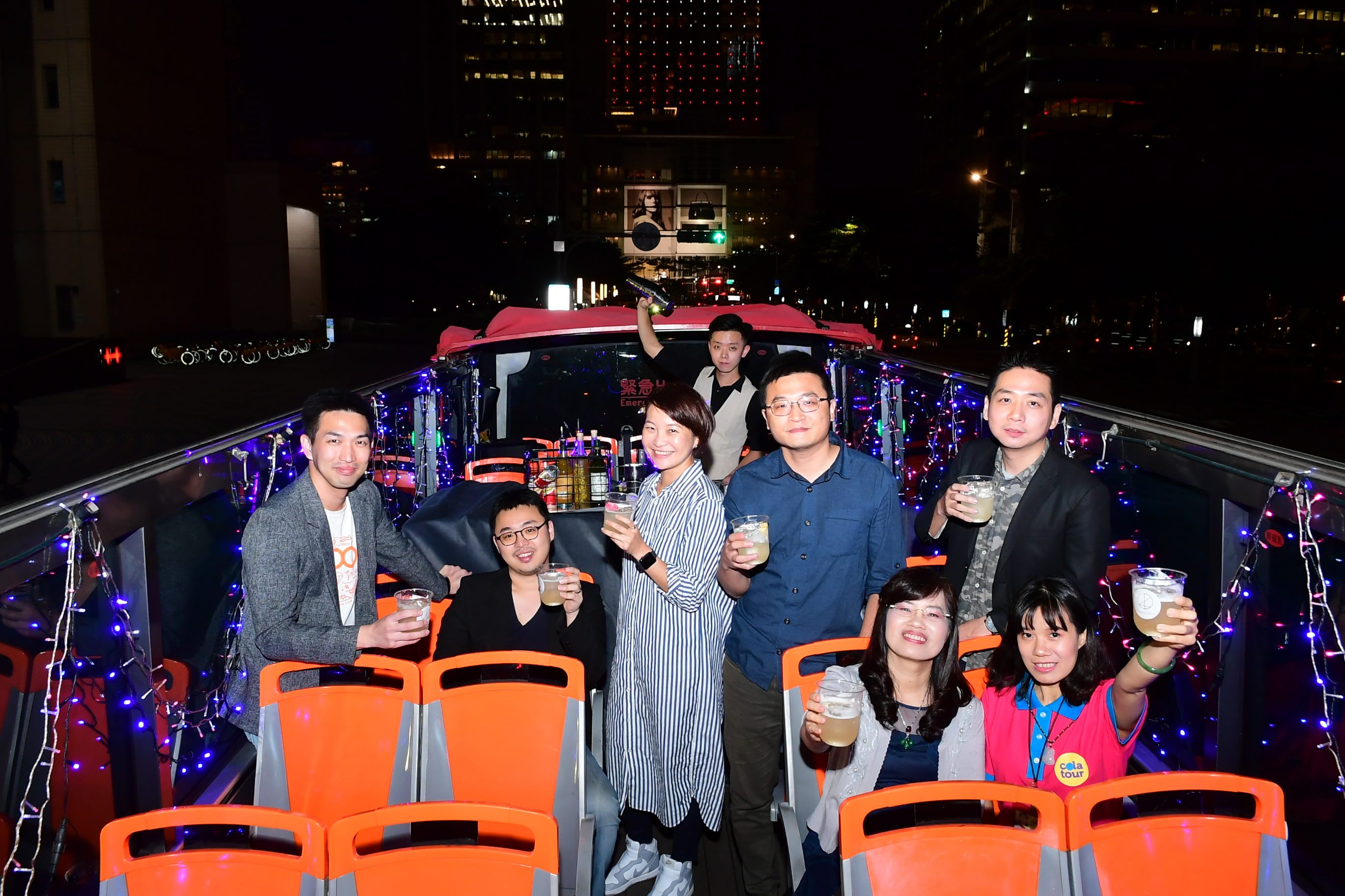 FUN電巴士變身為行動派對專車 來源:www.newyear2019.taipei FUN電巴士變身為行動派對專車 來源:www.newyear2019.taipei