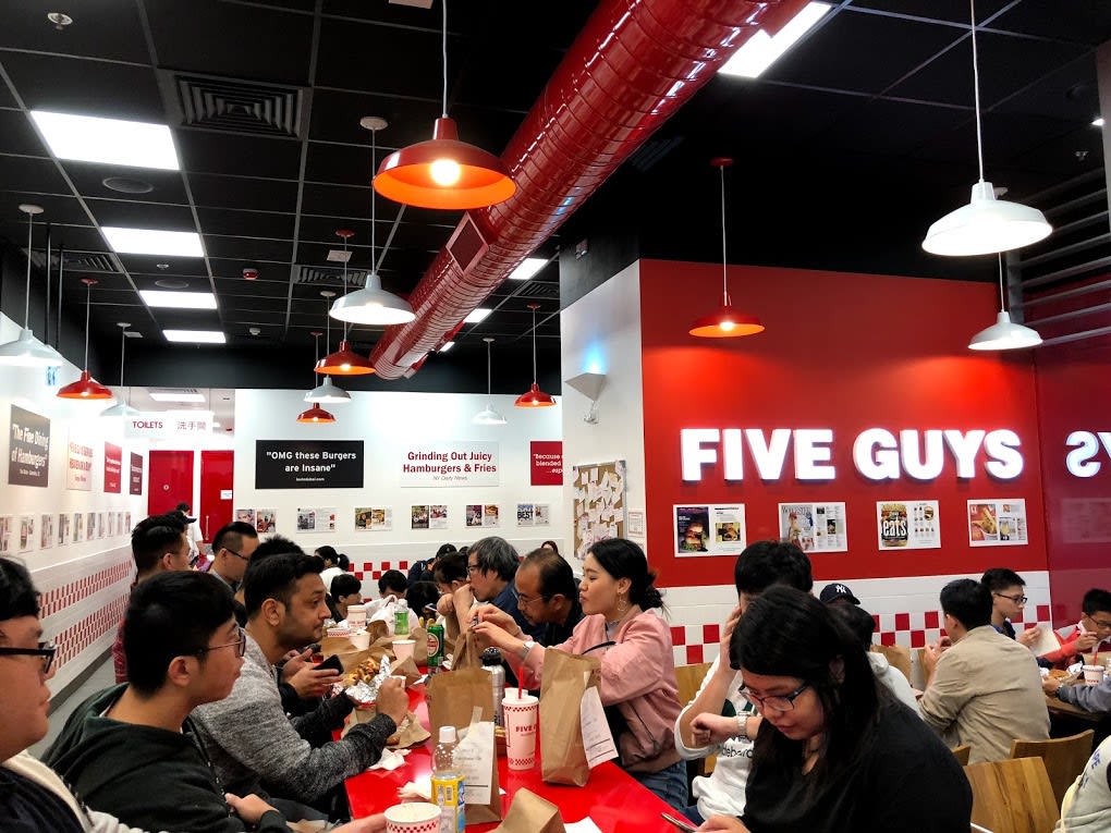 Five Guys 超美式風裝潢 | PC: Zach Huang Five Guys 超美式風 | PC: Zach Huang