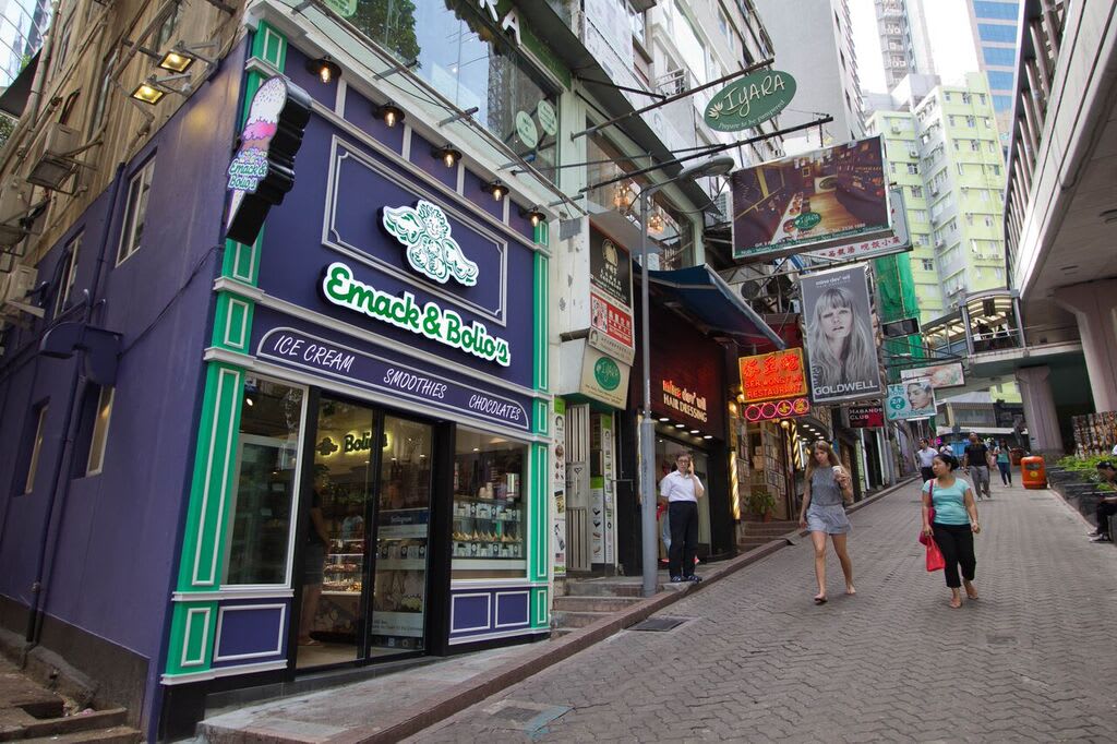 Emack and Bolio's 中環店| PC: <a href="https://www.afoodieworld.com/foodie/5790-design-your-own-ice-cream-cone-at-emack-bolio-s">foodie</a> Emack and Bolio's 中環店| PC: <a href="https://www.afoodieworld.com/foodie/5790-design-your-own-ice-cream-cone-at-emack-bolio-s">foodie</a>