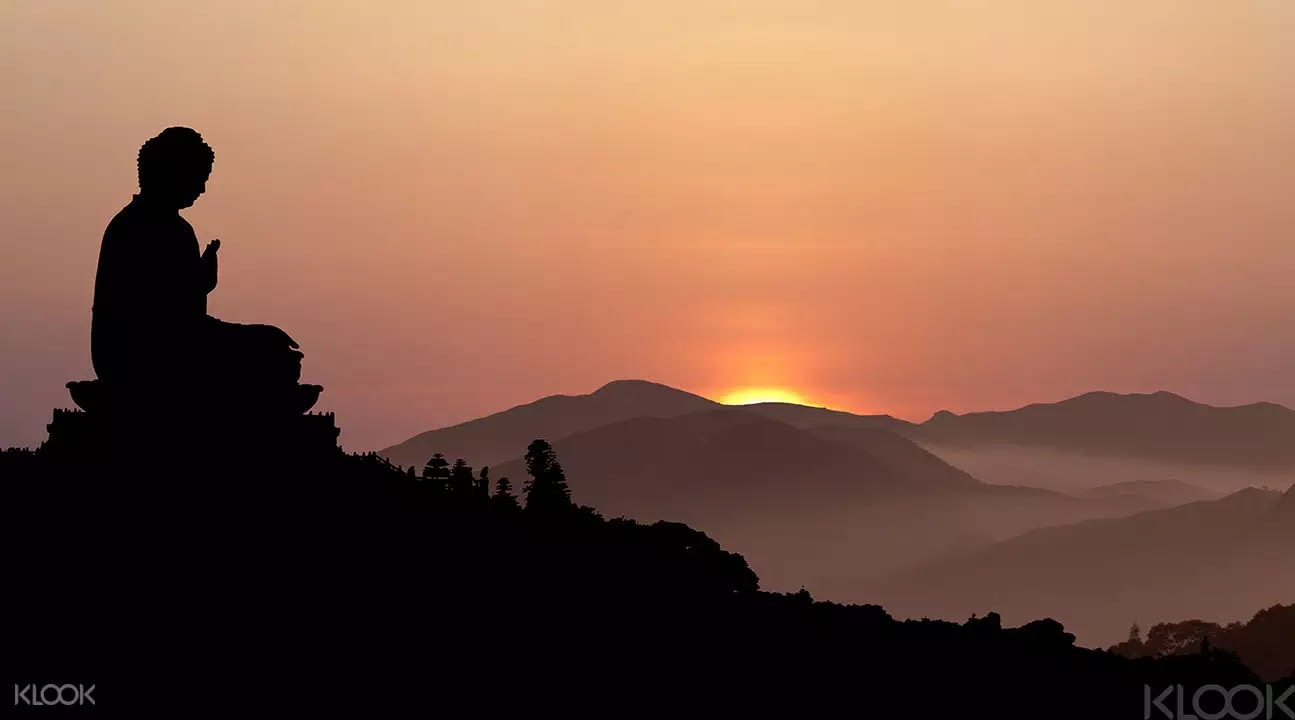 夕陽印襯著宏偉大佛，景致秀麗。