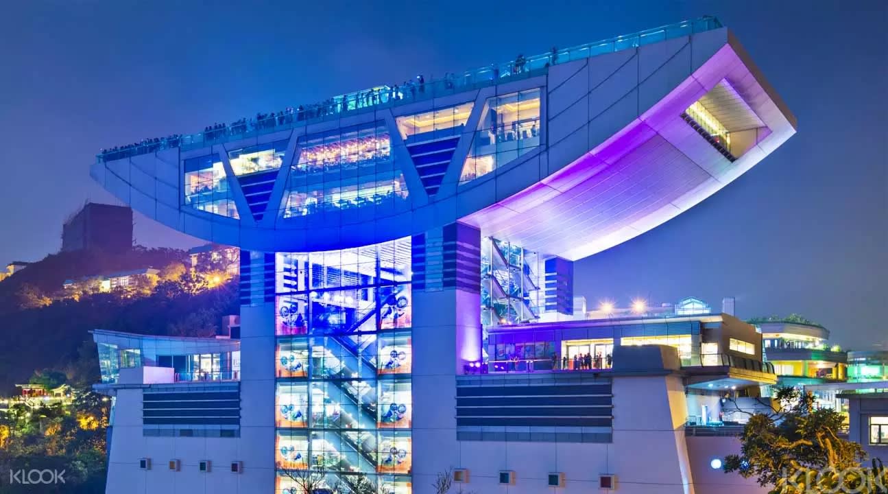 凌霄閣摩天台是香港最高360度觀景台，讓您站在海拔428米的高處欣賞香港無敵美景。