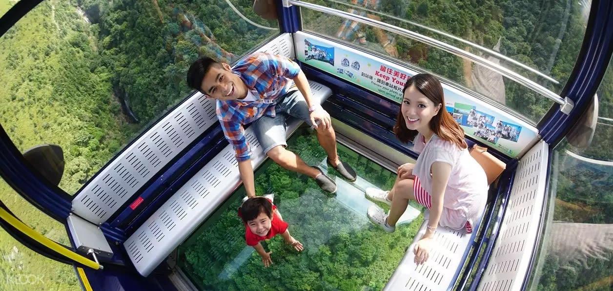 水晶車廂透明的車底可將腳下的碧海山巒一覽無遺