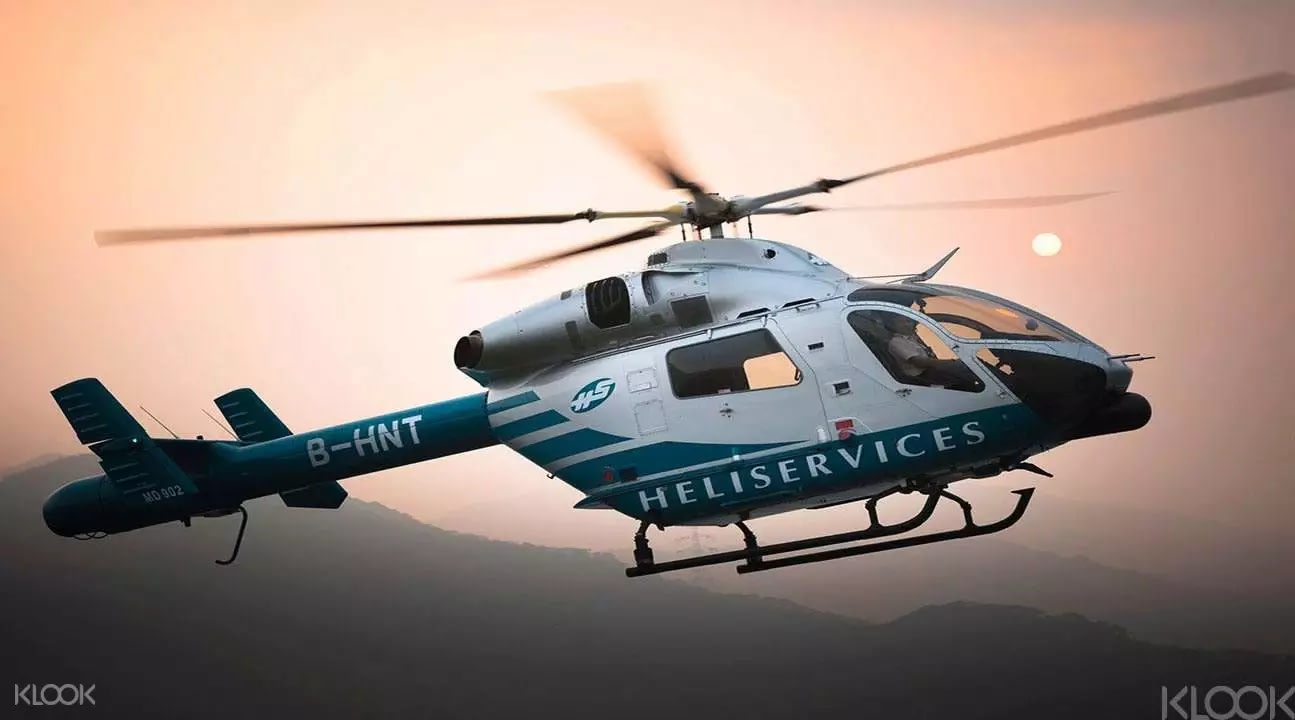 搭上直升機遨遊在香港天際，將香港盡收眼底。