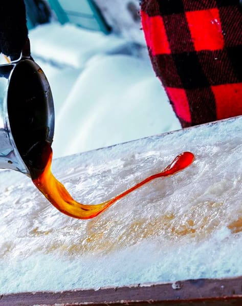 滾燙的楓糖漿倒在冰上瞬間冷卻 / instagram@carnavaldequebec