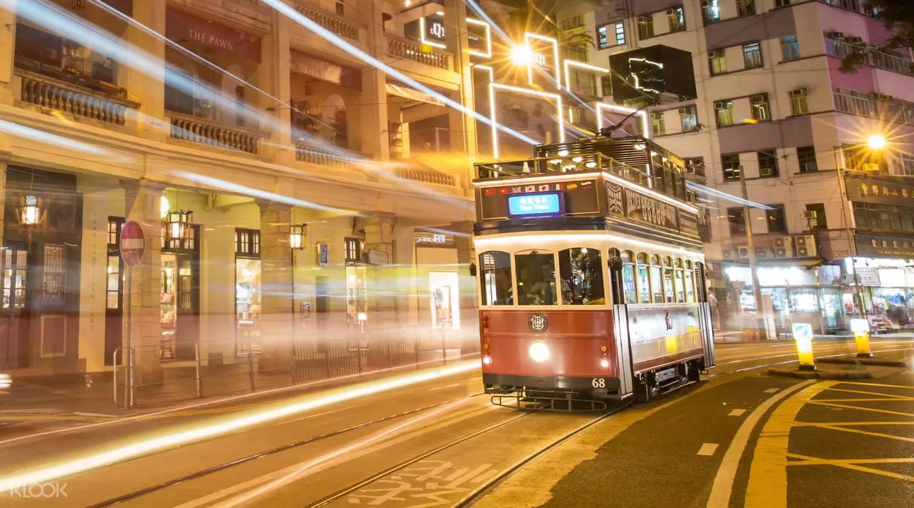 搭上俗稱叮叮車的香港電車遊香港，體驗新舊交融的香港。