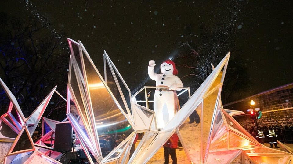 由代理市長Bonhomme領隊的夜間遊行隊伍 / fb@carnavaldequebec