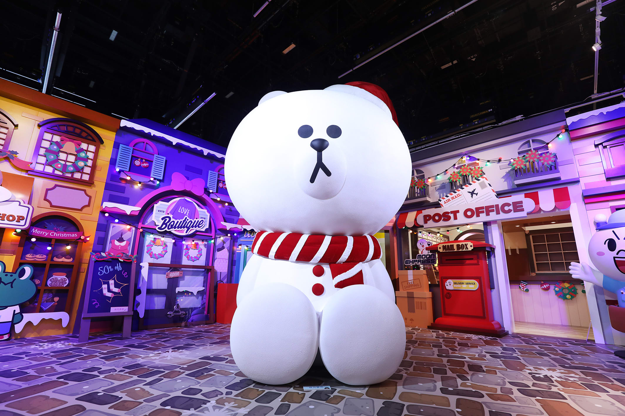 台北展覽,LINE FRIENDS:世界巡迴之旅,三點五米高的閃亮雪白熊大現身歐洲聖誕廣場,讓人超想依偎在他身旁。 台北展覽,LINE FRIENDS:世界巡迴之旅,三點五米高的閃亮雪白熊大現身歐洲聖誕廣場,讓人超想依偎在他身旁