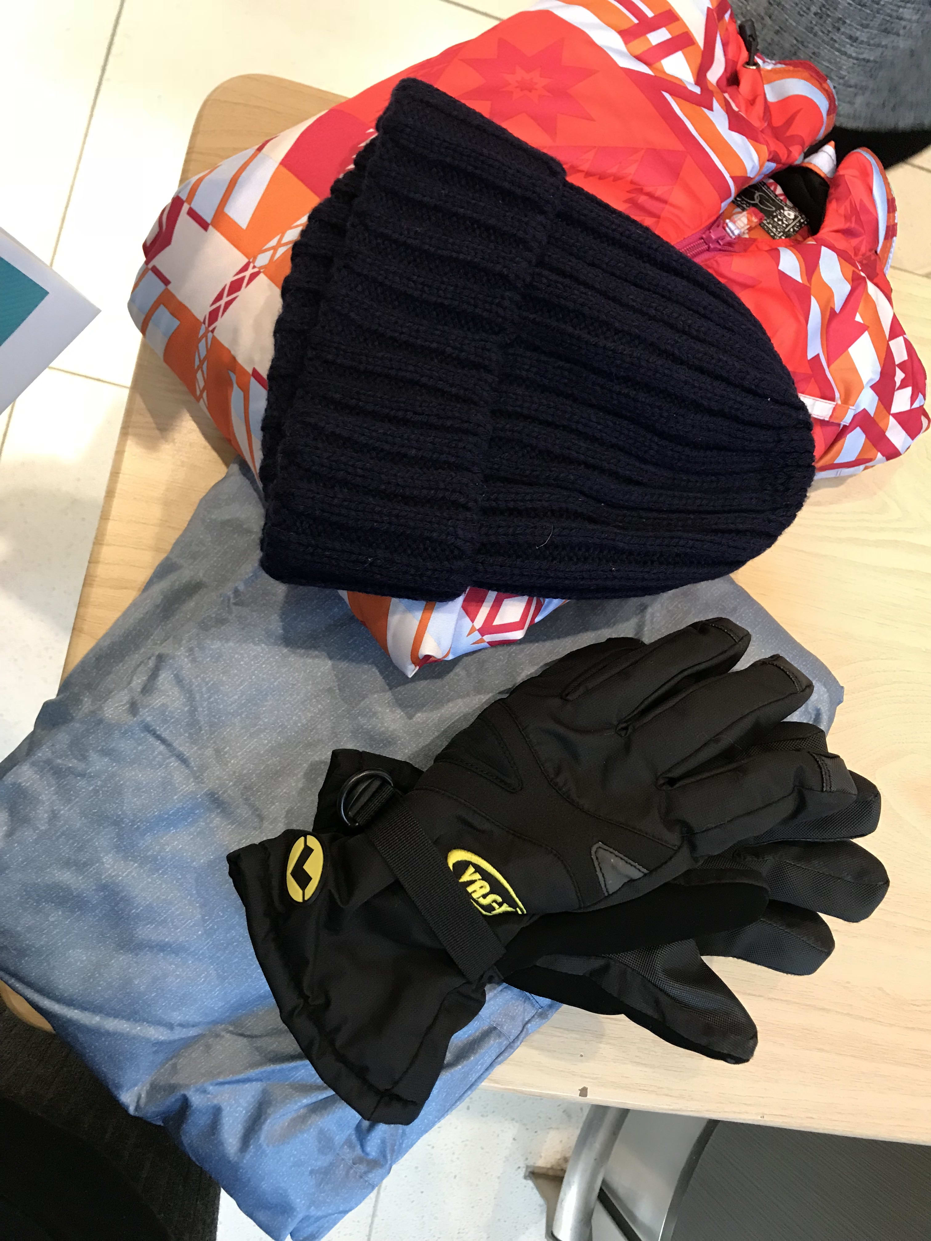 雪衣租借,包含毛帽、手套(不一定)、雪衣、雪褲,取自:Ann Shih。 雪衣租借,包含毛帽、手套(不一定)、雪衣、雪褲,取自:Ann Shih。