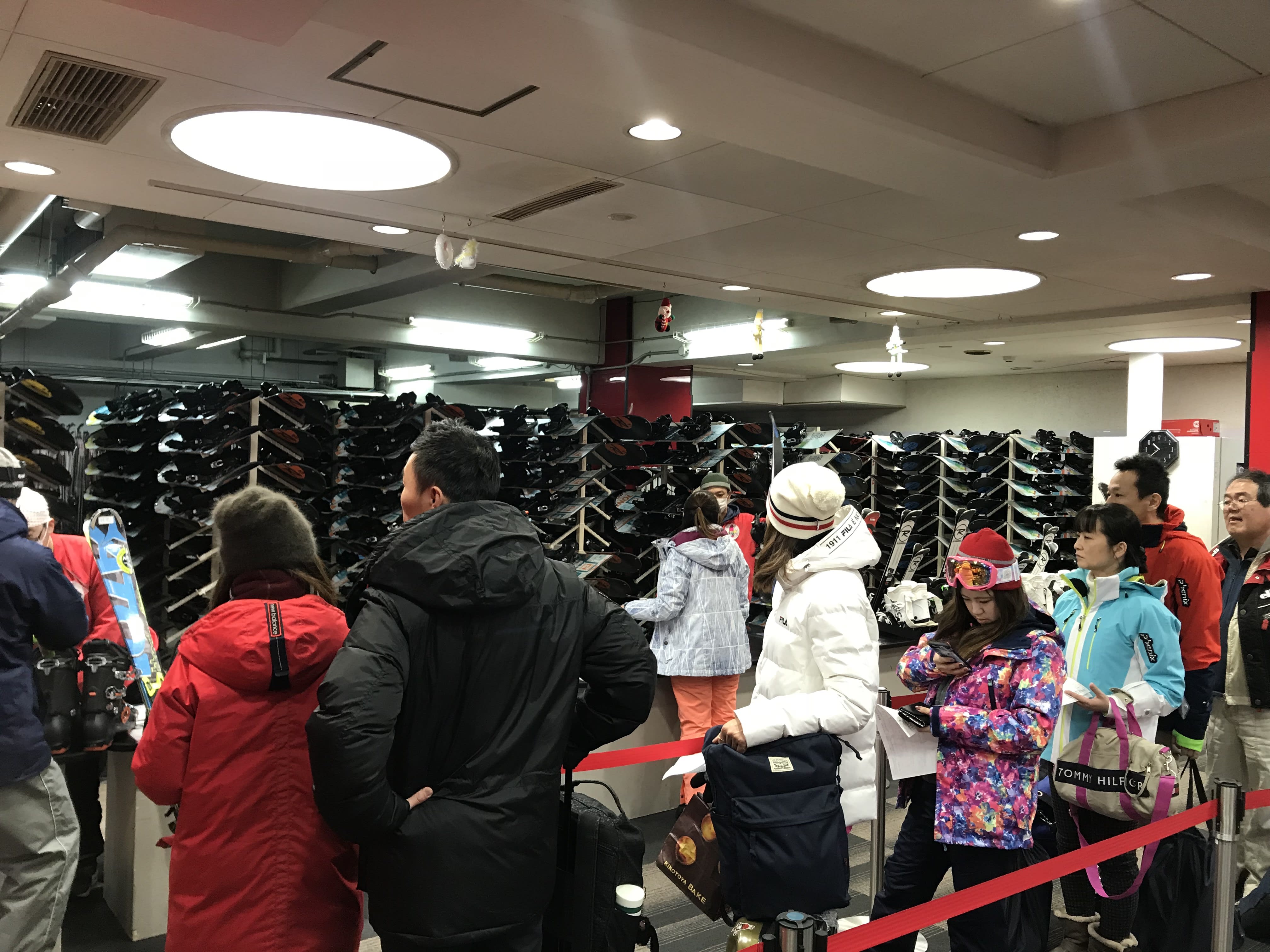 雪具有很多種類,大家都在排隊等待領取,取自:Ann Shih。 雪具有很多種類,大家都在排隊等待領取,取自:Ann Shih。