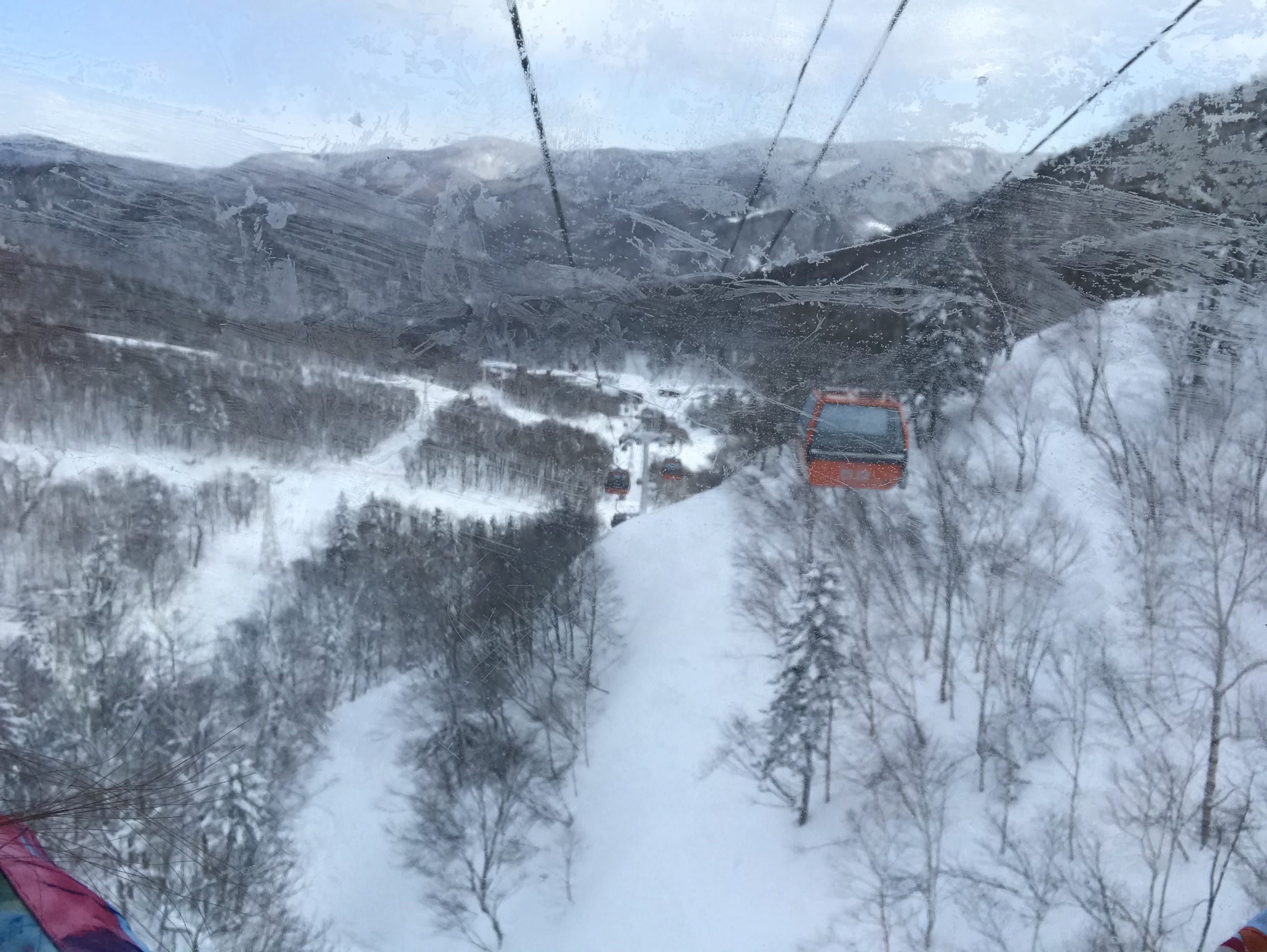 滑雪區纜車窗外景色很漂亮,取自:Ann Shih。 滑雪區纜車窗外景色很漂亮,取自:Ann Shih。