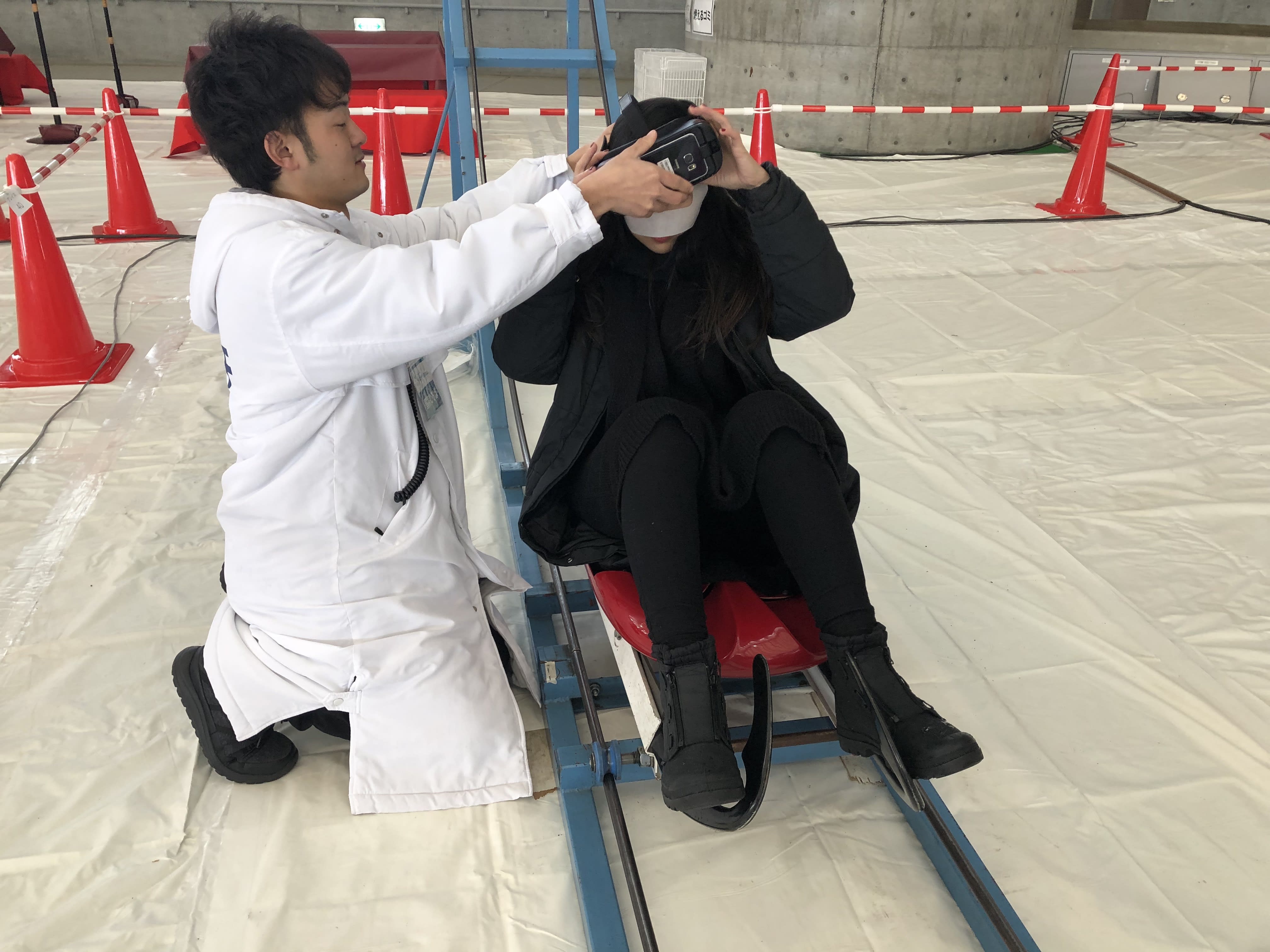 室內滑雪橇會先戴上面罩之後,才幫你戴上VR器具,取自:Ann Shih。 室內滑雪橇會先戴上面罩之後,才幫你戴上VR器具,取自:Ann Shih。