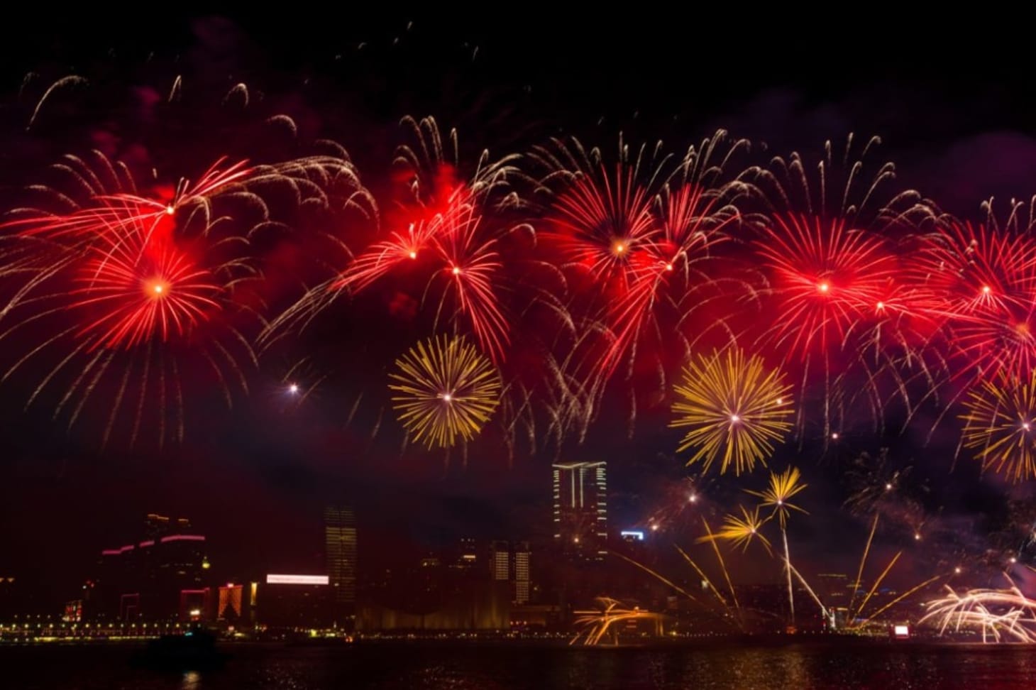 維多利亞港2019農曆新年煙花匯演,圖片取自www.nearsnake.com。 維多利亞港2019農曆新年煙花匯演,圖片取自www.nearsnake.com。