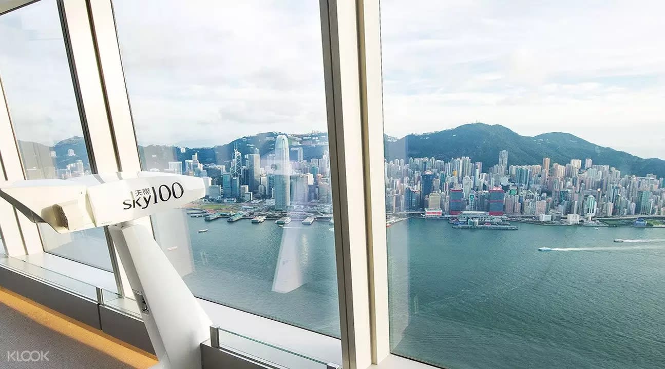 天際100香港觀景台位於全港最高的環球貿易廣場100樓,海拔393米高,可360度欣賞香港景致。