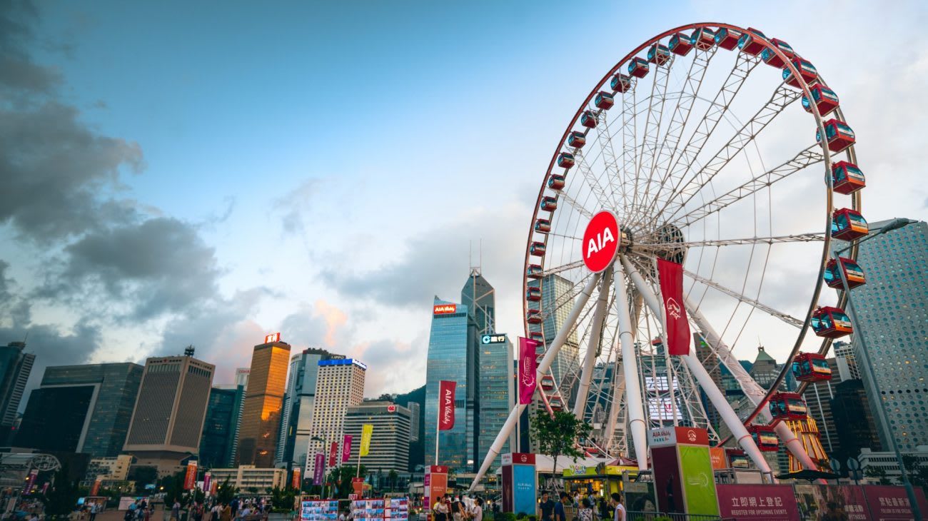 ▲ 高 60公尺的摩天輪,帶您從不同視角欣賞維港美景。(圖片來源:https://hkow.hk/) 香港摩天輪