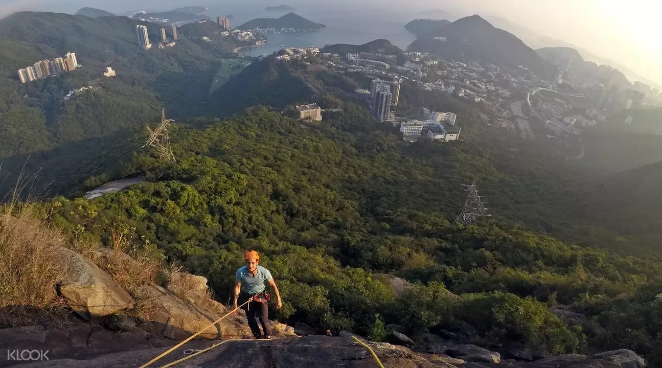 ▲ 野外攀岩的同時,還能飽覽腳下的香港美景,帶給您不同的體驗。 野外攀岩的同時能夠居高飽覽香港的美景。
