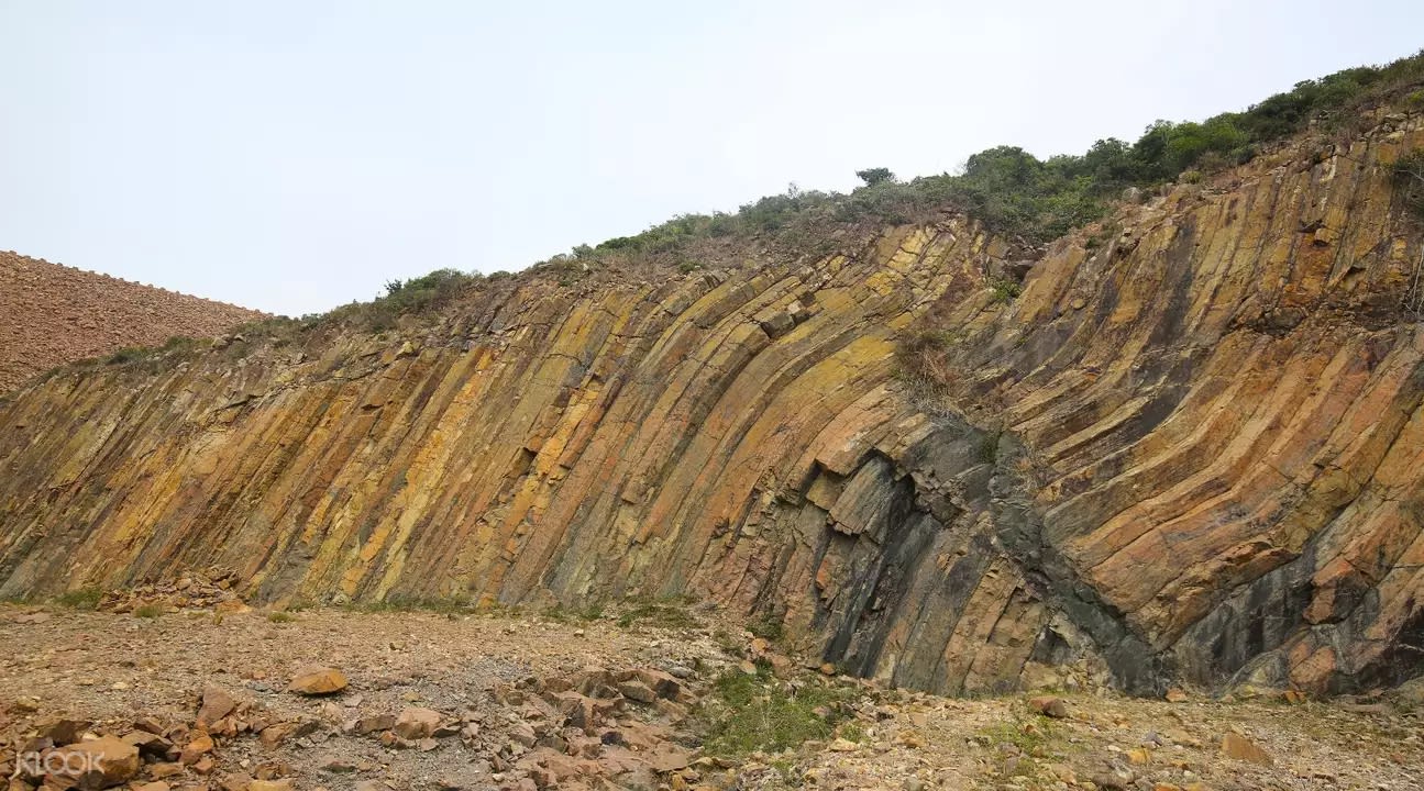 ▲ 西貢東部火山岩園區擁有罕見的酸性六角型火山岩,景觀十分特殊。 香港地質公園