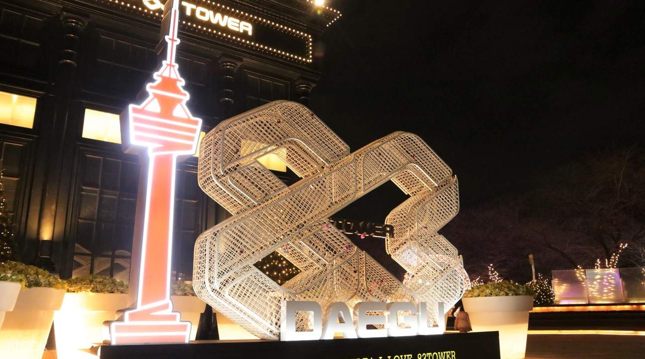 登上大邱「83號塔」頂端，俯瞰城市夜景。