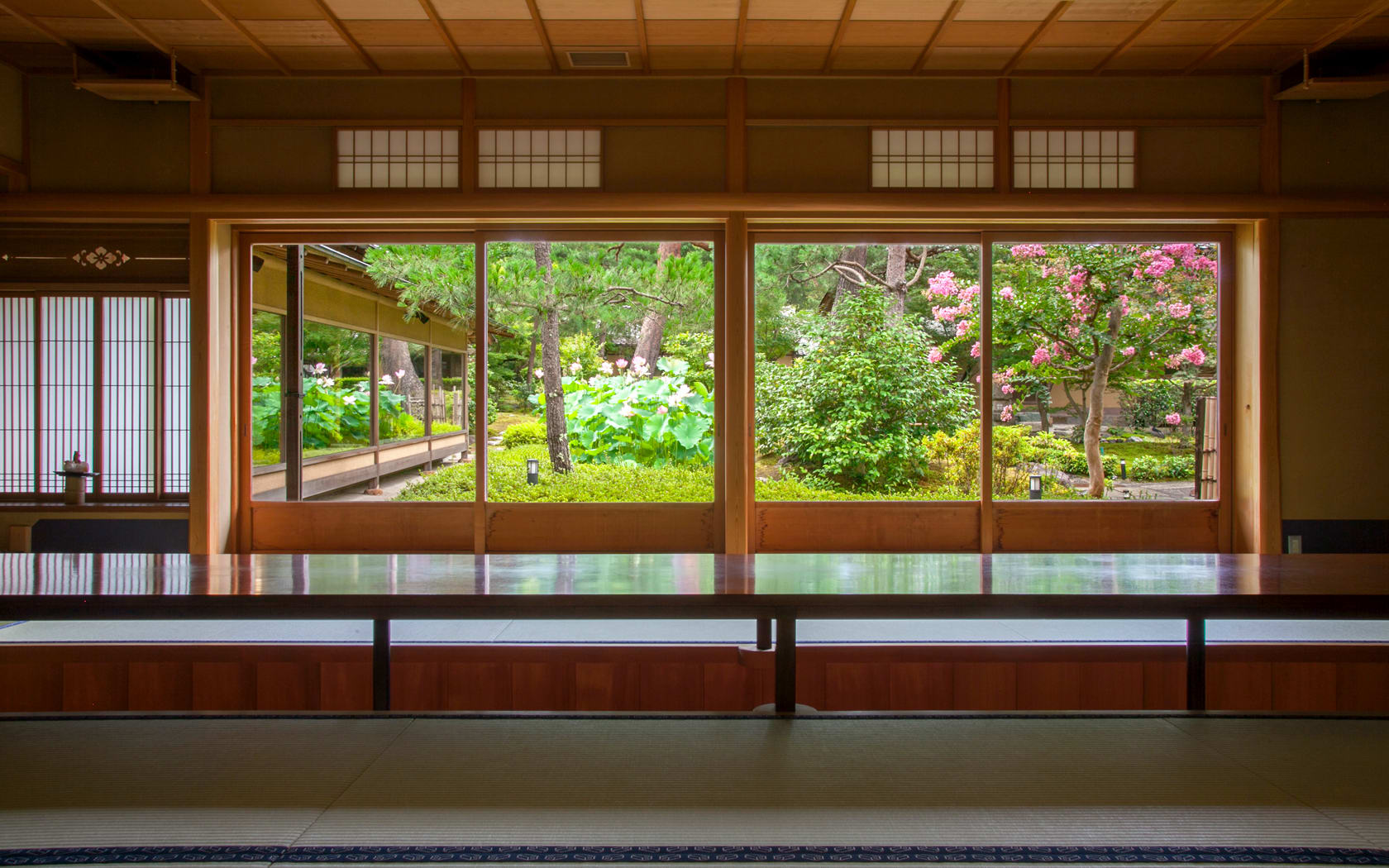 南禪寺順正湯豆腐 可以邊眺望庭院邊用餐 來源:www.to-fu.co.jp 南禪寺順正湯豆腐 可以邊眺望庭院邊用餐 來源:www.to-fu.co.jp