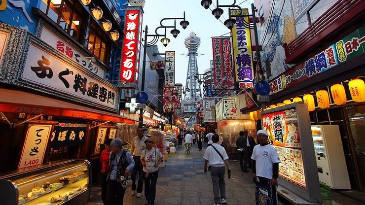 被新世界商店街包圍的通天閣 來源:www.japan-guide.com 被新世界商店街包圍的通天閣 來源:www.japan-guide.com