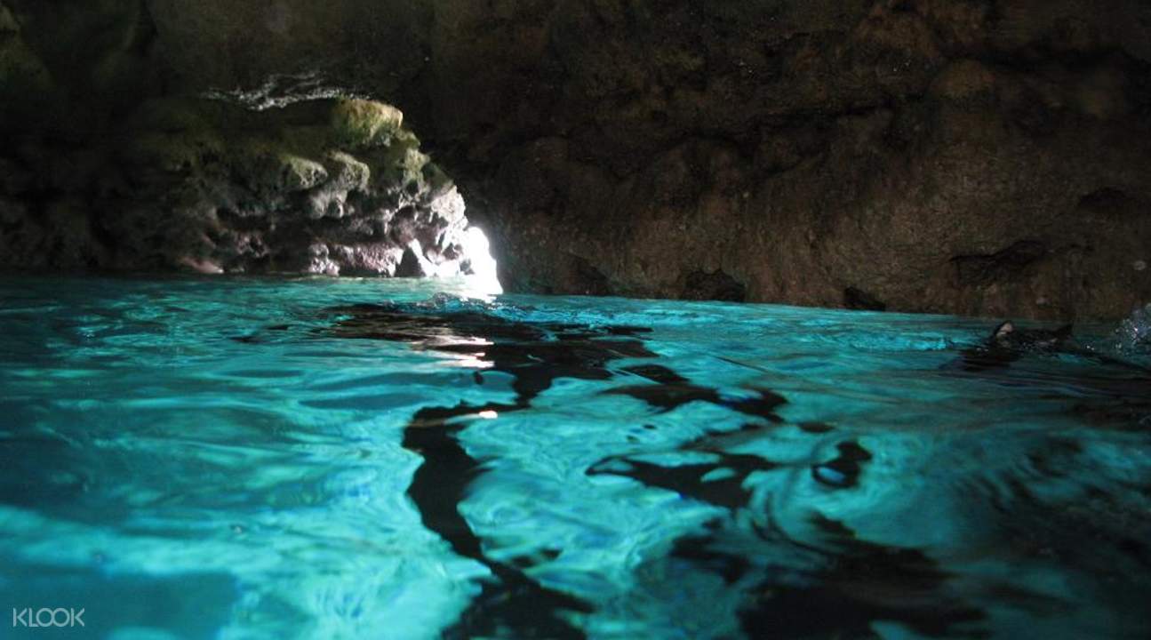 恩納村藍洞潛水 珊瑚自然生成的洞窟 隨著時間不同 洞窟內會反射出不同色澤的藍光
