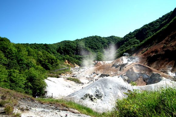 登別溫泉地獄谷 來源：noboribetsu-spa.jp