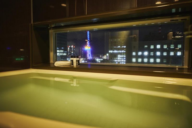 (房內泡澡也能欣賞璀燦夜景)