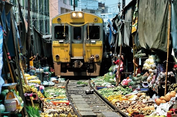 美功鐵道市集,圖片取自www.tourismthailand.org。 美功鐵道市集,圖片取自www.tourismthailand.org。