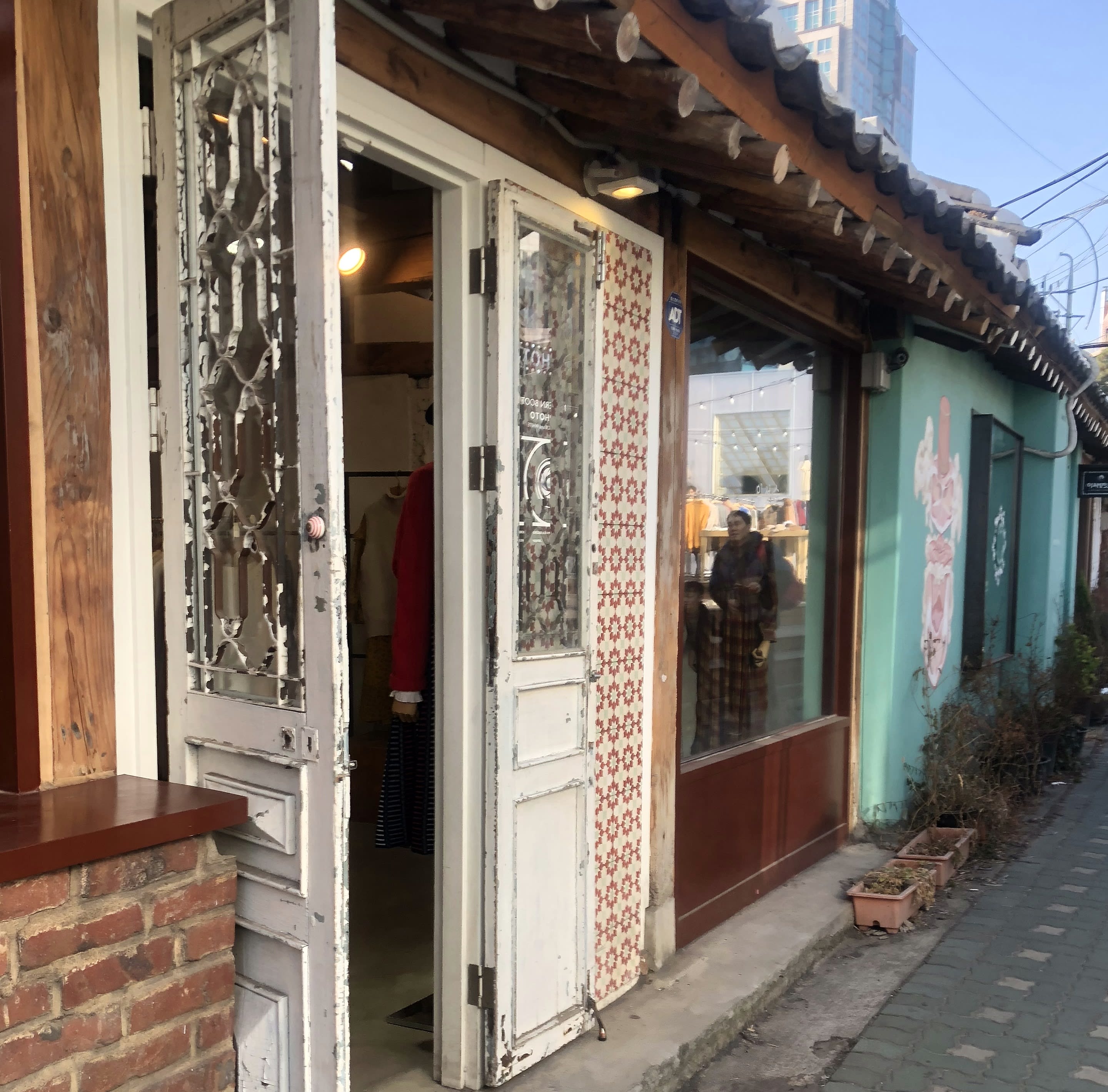 ▲ 一間間的特色小店也美麗無比,逛起來很舒服。(圖片來源:飯糰媽吃喝玩樂雜記) 益善洞