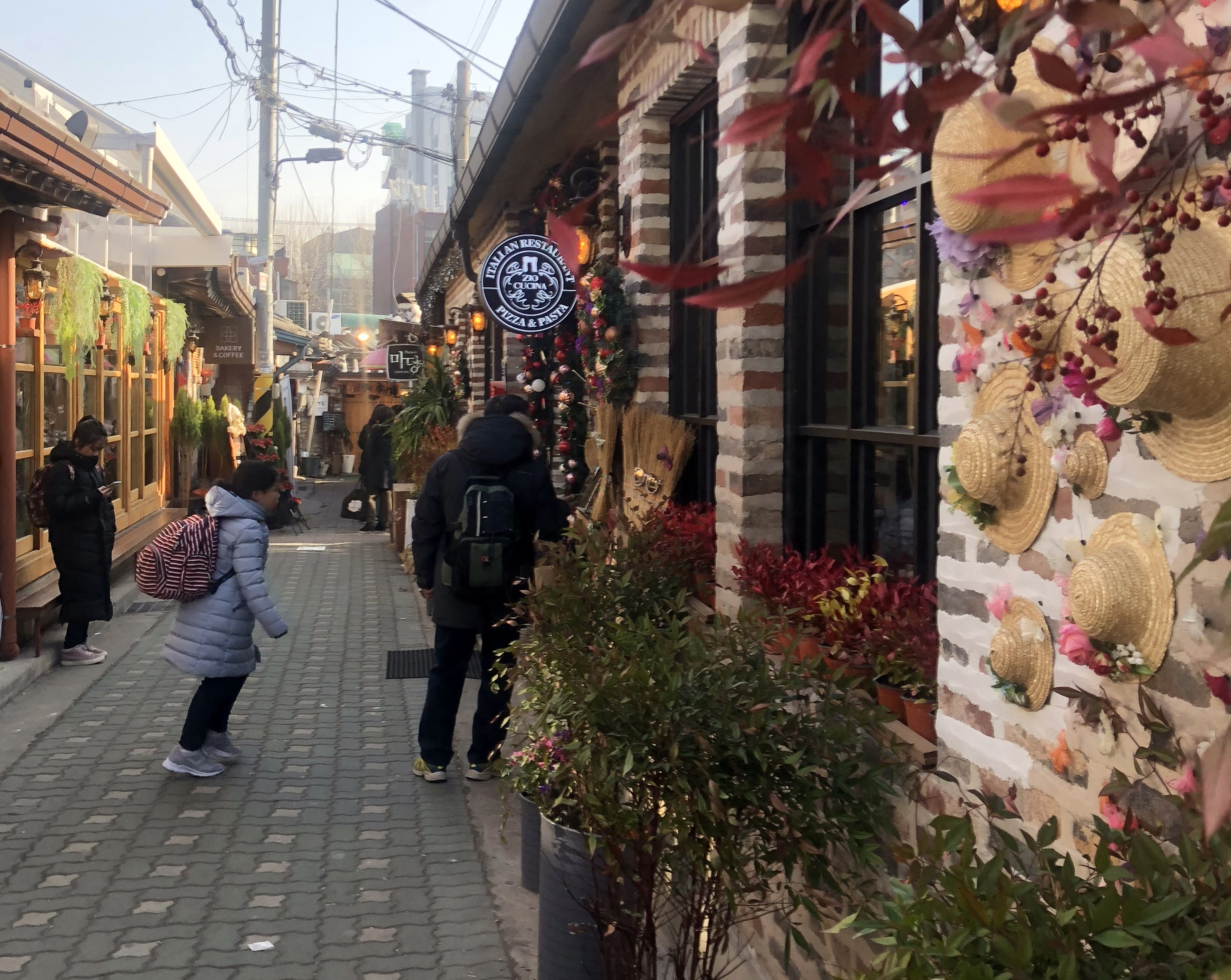 ▲ 每一條街道上都有著許多美麗店家,驚喜十足。(圖片來源:飯糰媽吃喝玩樂雜記) 益善洞