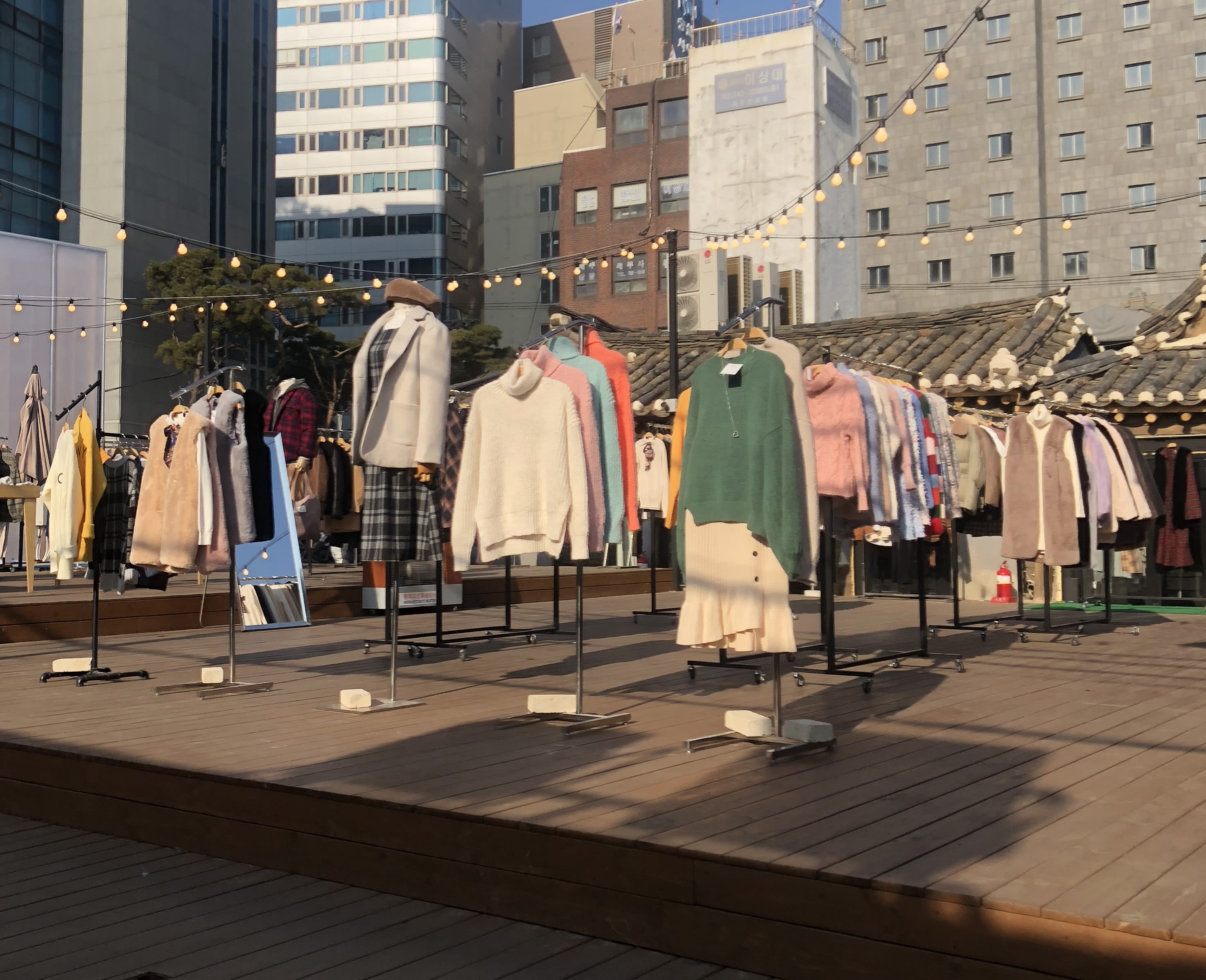▲ 韓屋露台服飾店,超有FU。(圖片來源:飯糰媽吃喝玩樂雜記) 益善洞